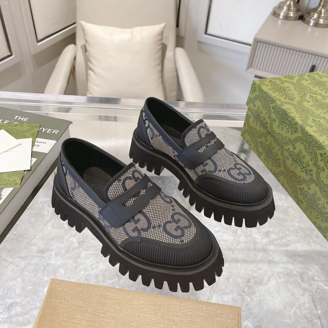 👟👟Ex-factory price 520👟👟 New GG loafers for spring and autumn. Gucci shoes cleverly use unique design elements to inject fresh vitality into the collection design. Crafted from camel and ebony GG canvas, these stylish unisex loafers feature a new interpretation of the brand's classic monogram pattern for the new season. Camel and ebony GG canvas/imported silk cowhide surface, imported silk cowhide lining, same style for men and women, black leather and rubber piping, EVA rubber sole, low heel, 4.5cm heel height, female size: 35#~42#, male size: 39#~47#, Italian creation